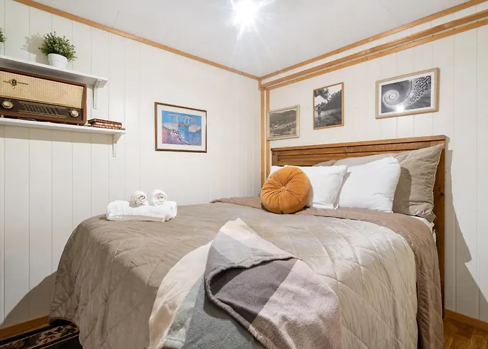 Stylish Vintage Home In The Heart Of The City